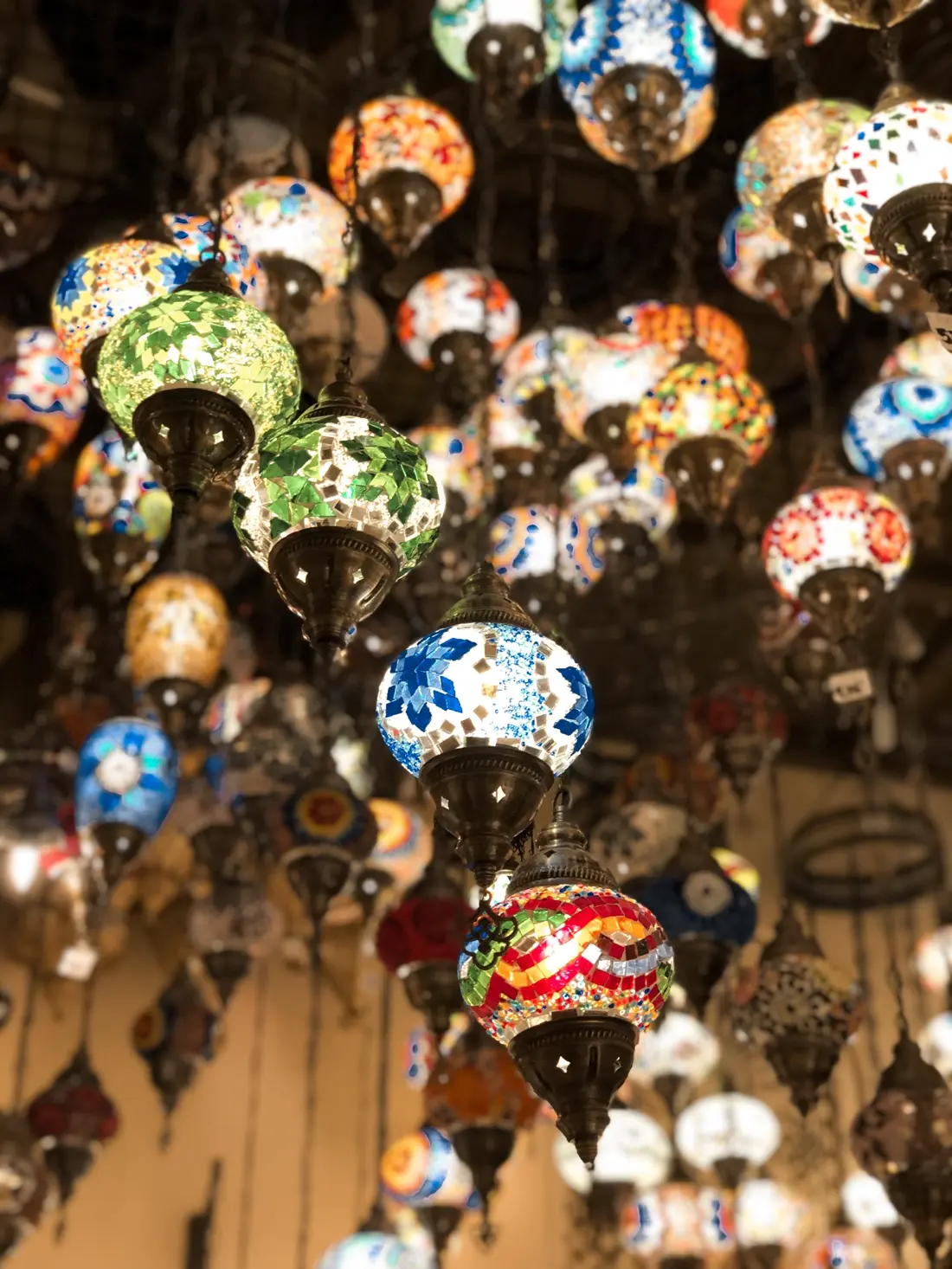 Barevné mozaikové lampy na arabském trhu