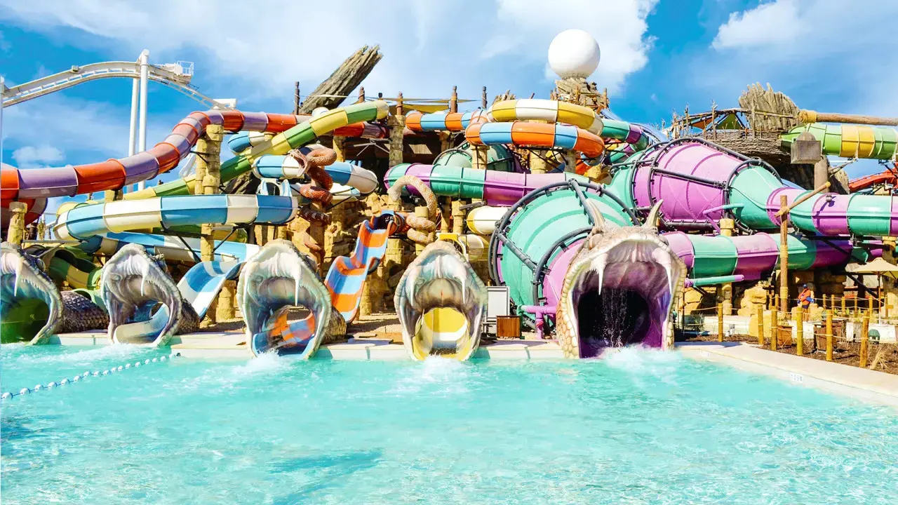 Barevné tobogány ve vodním parku Yas Waterworld