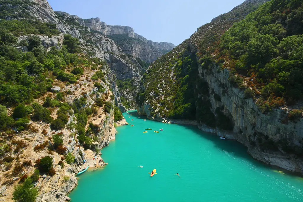 Kaňon Gorges du Verdon a jezero Lac de Sainte-Croix