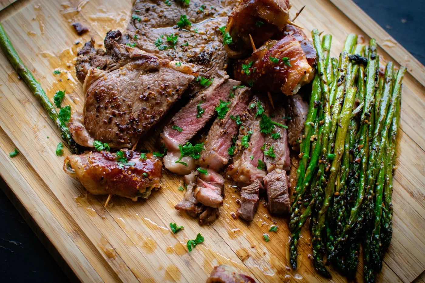 Grilovaný steak s chřestem