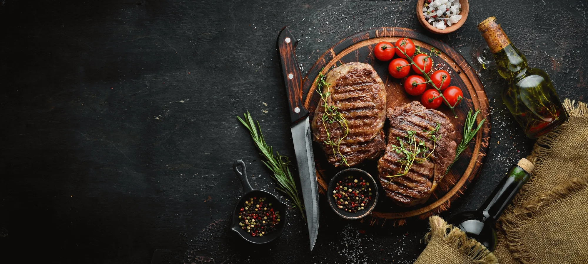 Ugrilovaný steak na prkénku s rajčaty a kořením